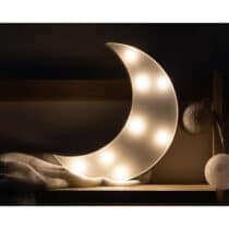 Retrouvez Kiokids Lampe Led Lune Grise 24,5x17,5cm aux meilleurs prix sur Bebemaman.ma . Livraison à domicile partout au Maroc. Paiement à la livraison.